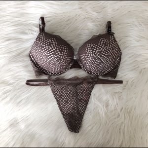 Victorias Secret Bombshell Plunge Bra Set